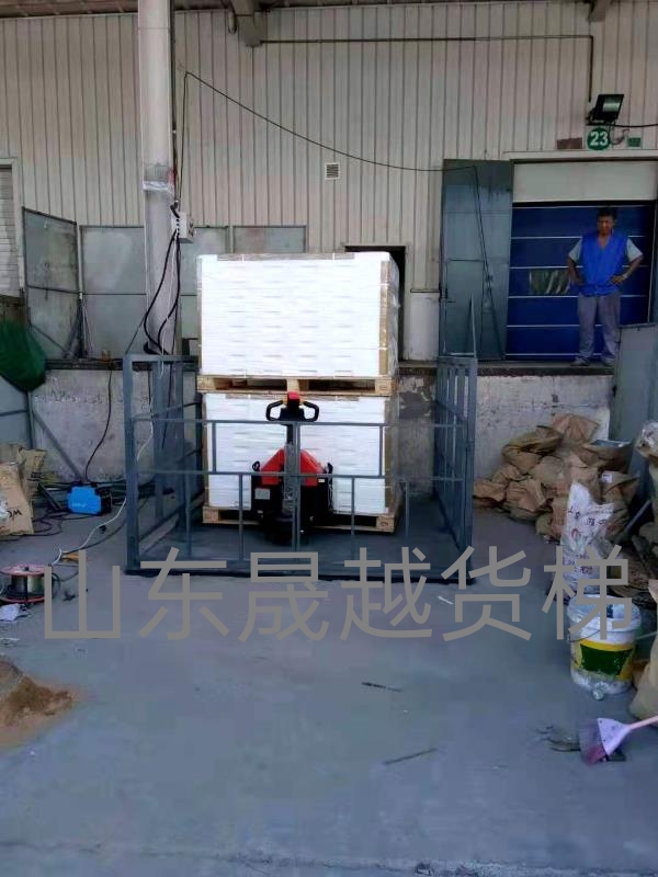 湖南導(dǎo)軌式貨梯安裝完畢